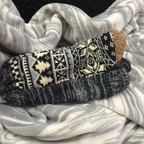 Muk Luks  gripper socks /slippers.  NEW. - Picture 4 of 4